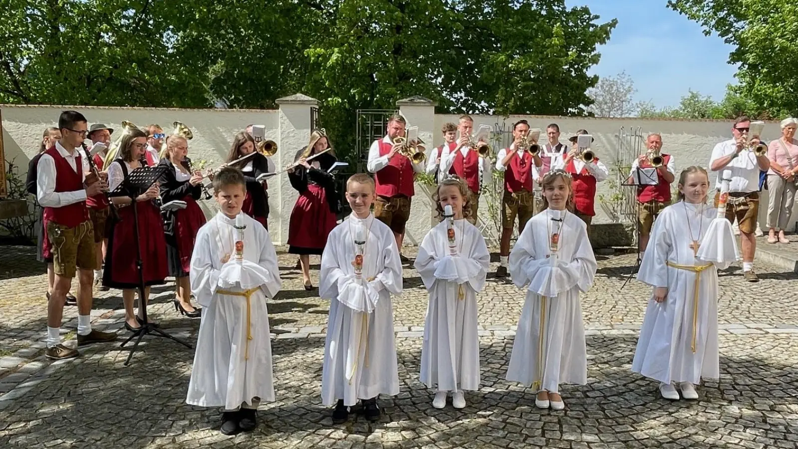 Jugendkapelle Roggenstein mit Kommunionkinder (Bild: Inge Wolfrath)