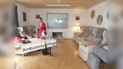 Das Kaminzimmer im BRK-Zentrum wird am Donnerstag Kaffeehausatmosphäre vermitteln. (Bild: Walther Hermann)