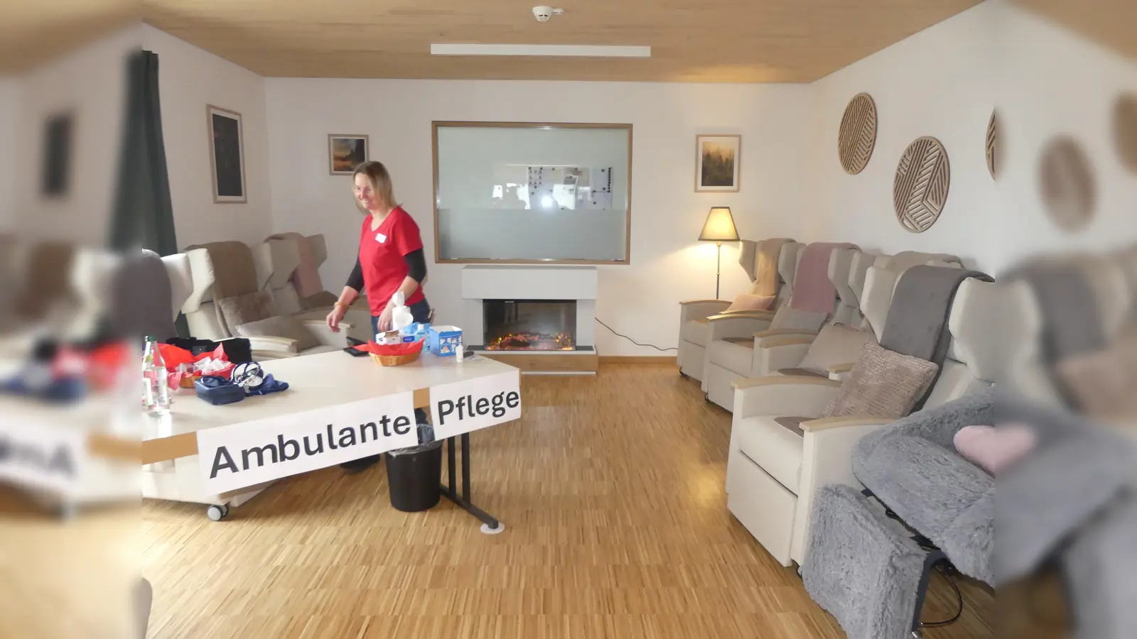 Das Kaminzimmer im BRK-Zentrum wird am Donnerstag Kaffeehausatmosphäre vermitteln. (Bild: Walther Hermann)