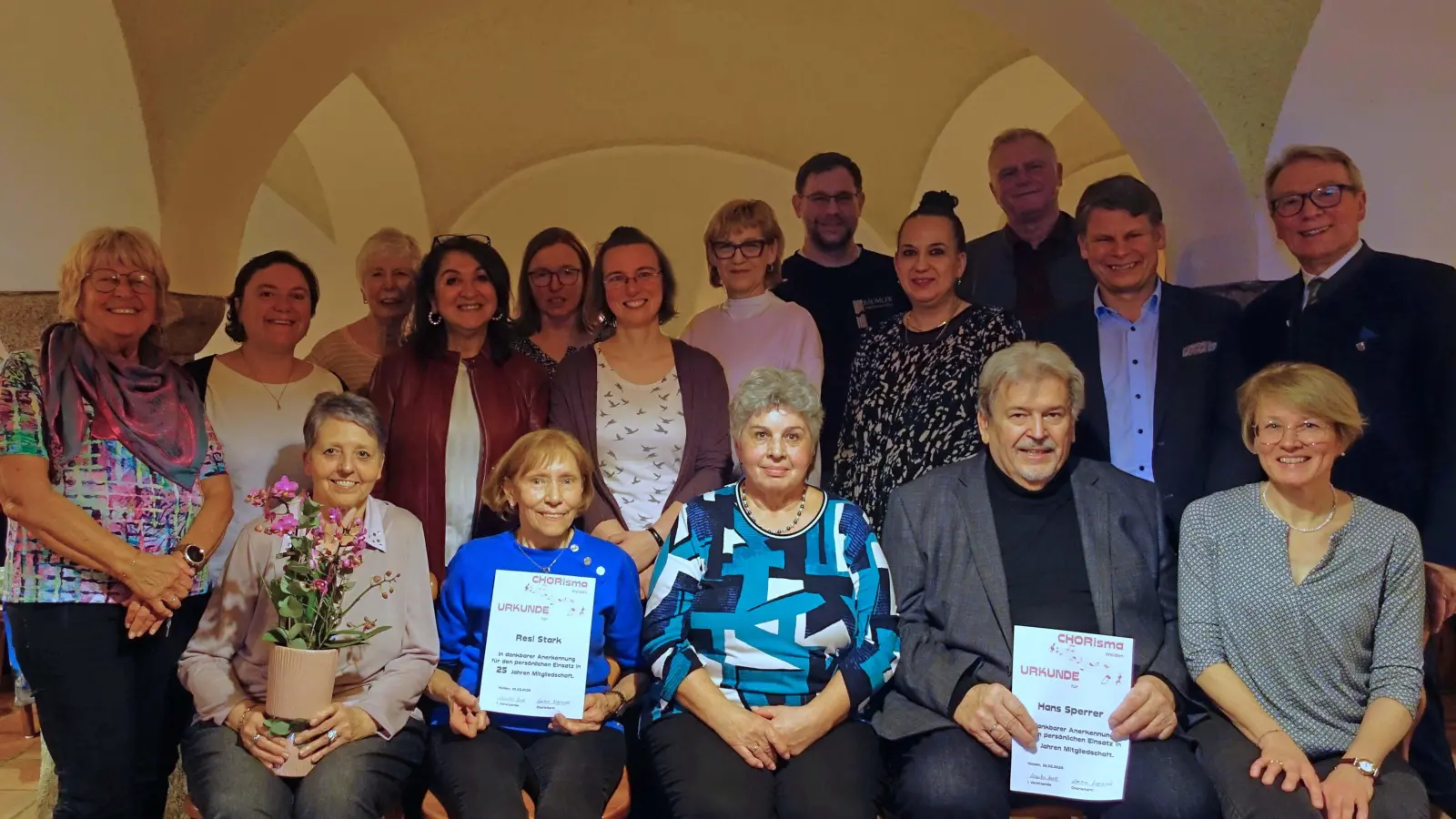 Die für langjährige Mitgliedschaft geehrten Mitglieder, die neu gewählte Vorstandschaft und die Ehrengäste aus der Stadtpolitik – ein sichtbares Zeichen der Wertschätzung für das Engagement von CHORisma in der Stadt Weiden. (Bild: Angelika Lingl)