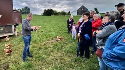 Freilandhaltung im mobilen Hühnerstall (Bild: Martha Bauer)