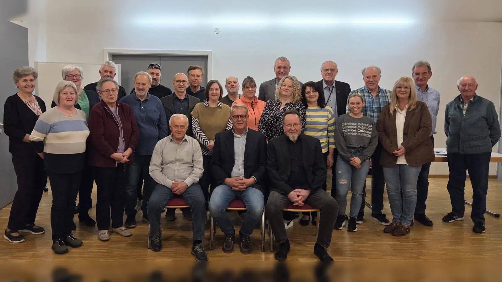 Vorstand alt/neu und geehrte Mitglieder. (Bild: Vanessa Dolan)