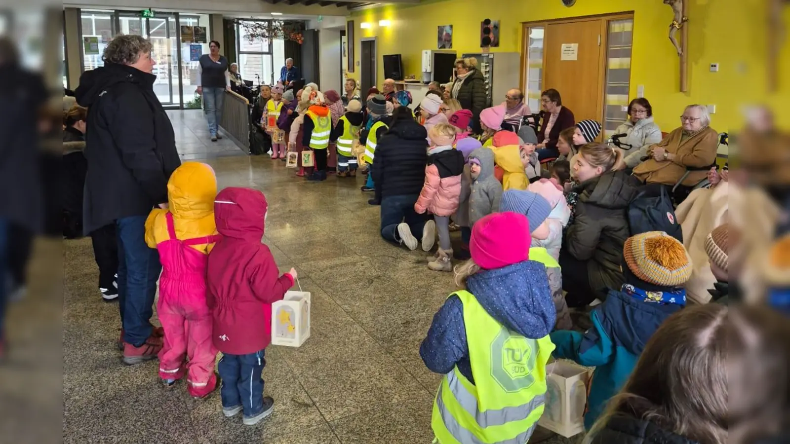 Über 70 Kinder des BRK-Kindergartens „Weltentdecker” waren mit ihren Laternen zu Besuch im BRK-Seniorenzentrum Haus Mühlbühl. (Bild: Thomas Schrems)