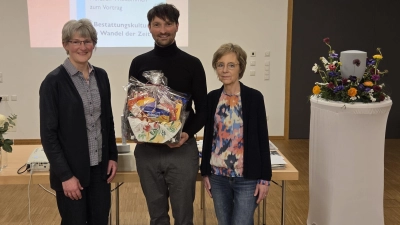 Doris Zeitler und Marion Neuner aus dem Vorstandsteam vom katholischen Frauenbund Herz Jesu und St. Johannes überreichten dem Referenten Manufel Häffner einen Geschenkkorb.  (Bild: Manuel Häffner)