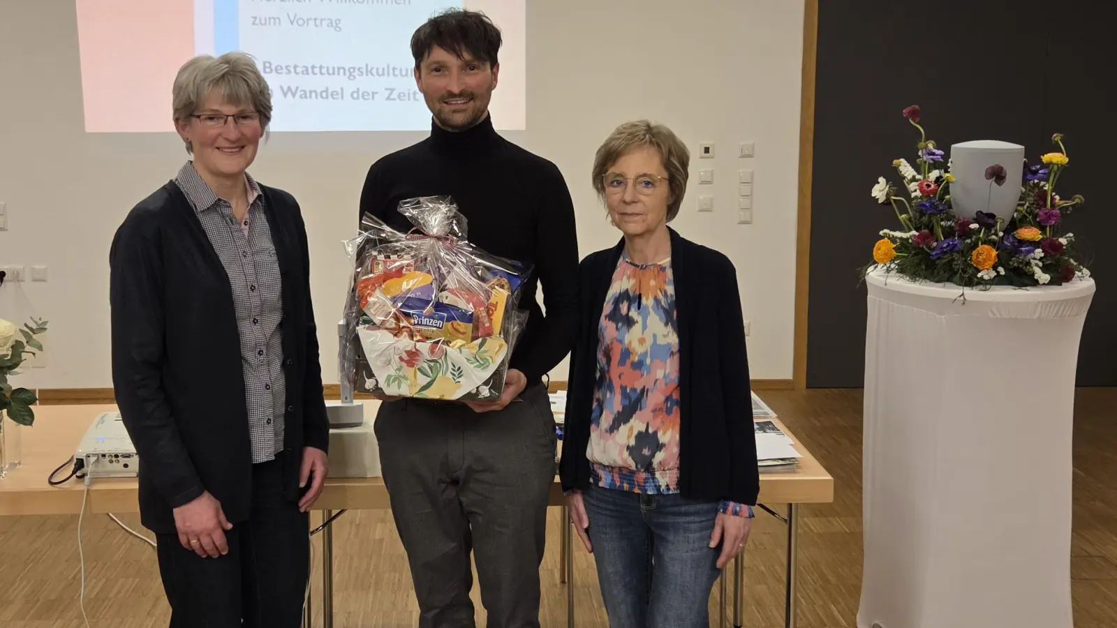 Doris Zeitler und Marion Neuner aus dem Vorstandsteam vom katholischen Frauenbund Herz Jesu und St. Johannes überreichten dem Referenten Manufel Häffner einen Geschenkkorb.  (Bild: Manuel Häffner)