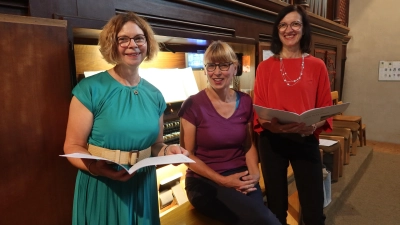 Die musikalische Gestaltung übernahmen Silvia Schönberger und Judith Peter (Gesang) und Karin Schönberger (Orgel).  (Bild: Helmut Kunz)