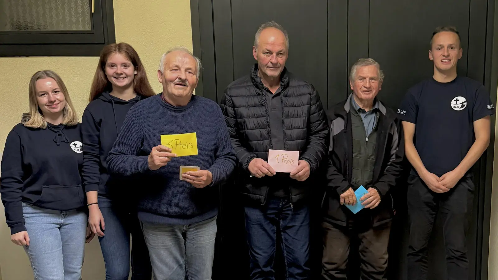 Von links nach rechts:<br>Theresa Janz und Theresa Rewitzer (jeweils Vorsitzende der KLJB Schmidgaden), die Preisträger Hans Kräckl, Paul Schlosser und Franz Ries, Mitorganisator Martin Bauer.  (Bild: Sophia Dirrigl )