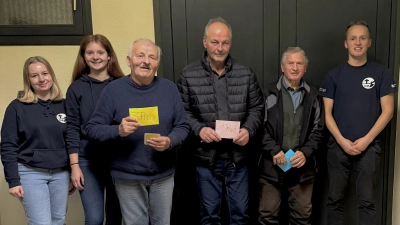 Von links nach rechts:<br>Theresa Janz und Theresa Rewitzer (jeweils Vorsitzende der KLJB Schmidgaden), die Preisträger Hans Kräckl, Paul Schlosser und Franz Ries, Mitorganisator Martin Bauer.  (Bild: Sophia Dirrigl )
