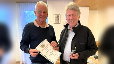 Karl Seiler überreichte Manfred Braun die silberne Ehrennadel und eine Urkunde für 25 Jahre Mitgliedschaft im Ortsclub. (Bild: Sylvia Wallinger)