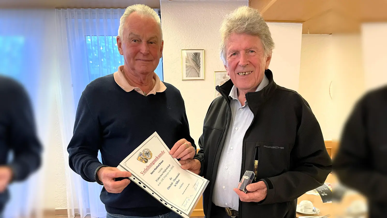 Karl Seiler überreichte Manfred Braun die silberne Ehrennadel und eine Urkunde für 25 Jahre Mitgliedschaft im Ortsclub. (Bild: Sylvia Wallinger)