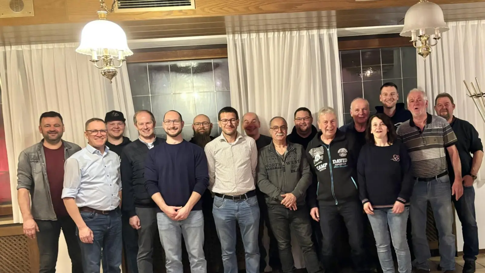 Der neu gewählte Ausschuss um den 1. Vorsitzenden Markus Schwarzbauer mit Bürgermeister Konrad Kiener. (Bild: Markus Fleischmann)