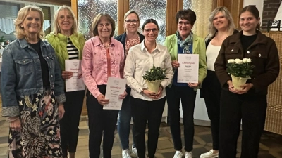 Die Geehrten der Frauen Union Pleystein mit stellvertretender Landrätin Andrea Lang (links). (Bild: Petra Wüst)