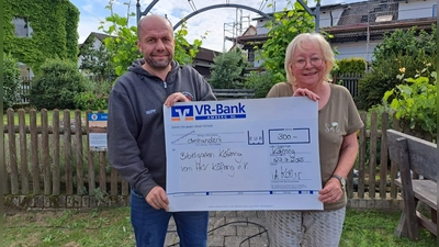 1.Vorsitzender Josef Vogl überreicht 300€ an das Bibelgartenteam vertreten durch Marianne Gutwein (Bild: Josef Vogl)