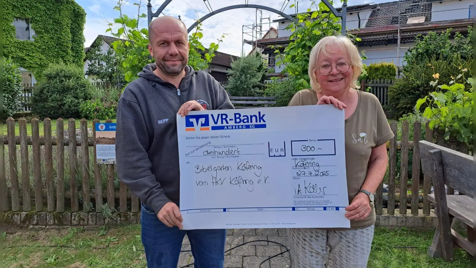 1.Vorsitzender Josef Vogl überreicht 300€ an das Bibelgartenteam vertreten durch Marianne Gutwein (Bild: Josef Vogl)