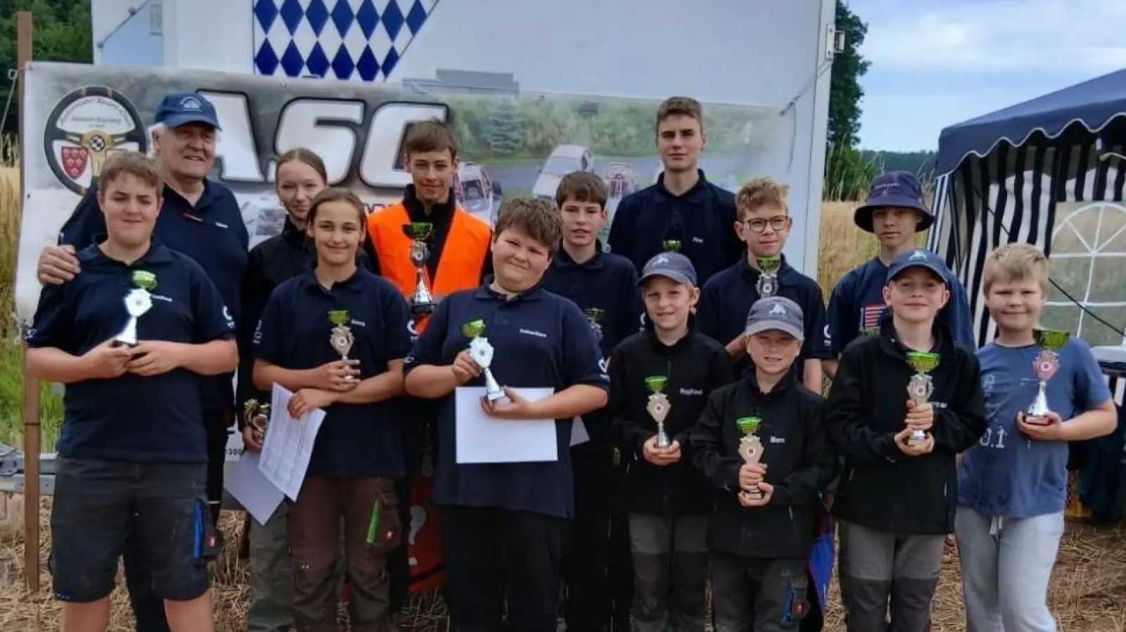 Die Cross-Kart Jugendgruppe des ASC Su.-Ro. mit 1. Jugendleiter Albert Greß (2. v.li.), es fehlt 2. Jugendleiterin Alina Maier (Bild: Lena Distler)