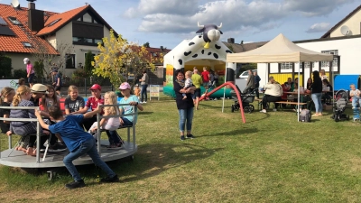 Während die Eltern und Großeltern gemütlich beisammen saßen hatten die Kinder an den Spielgeräten und in der Hüpfburg ihren Spaß (Bild: Eva Seifried)