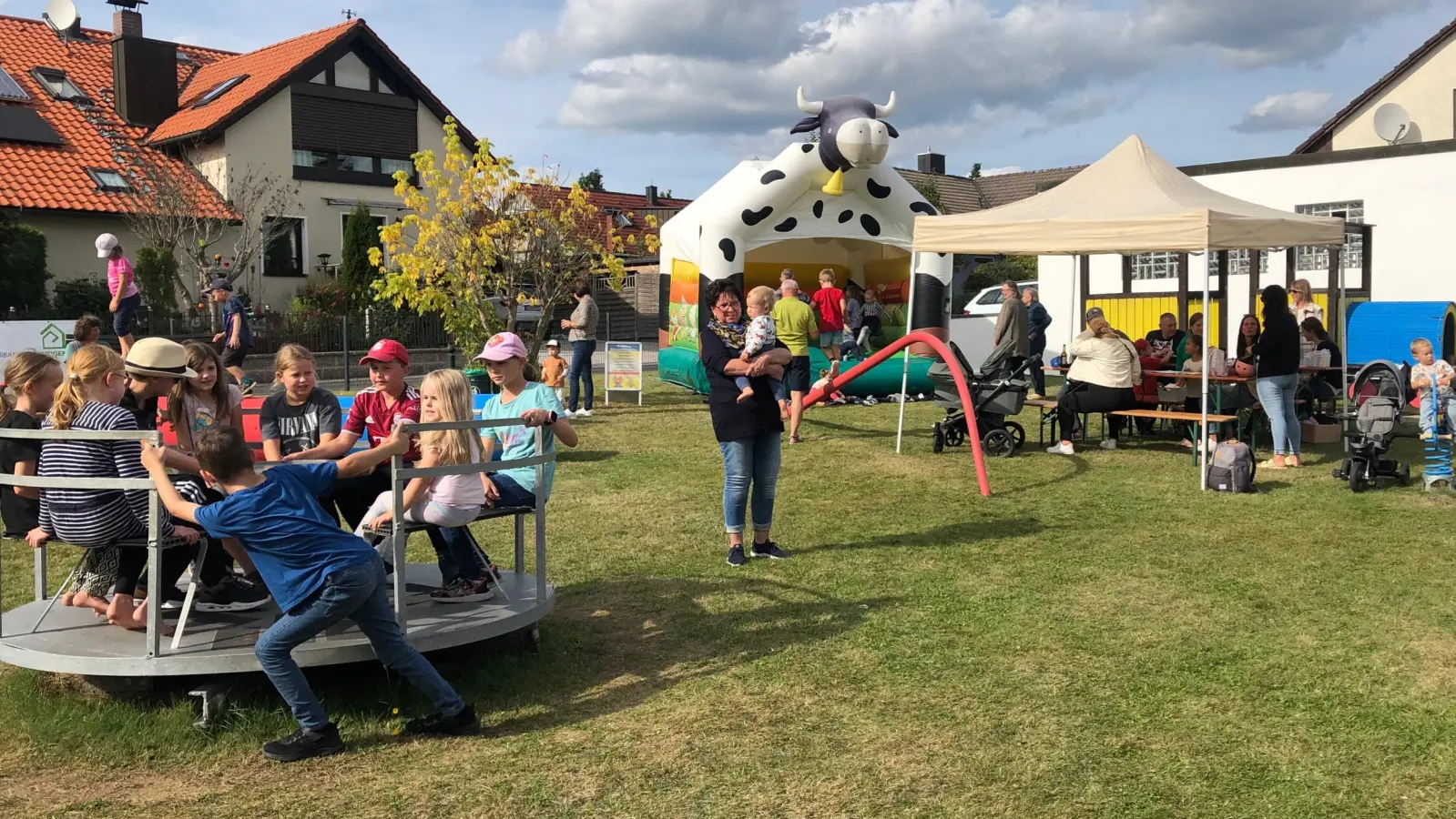 Während die Eltern und Großeltern gemütlich beisammen saßen hatten die Kinder an den Spielgeräten und in der Hüpfburg ihren Spaß (Bild: Eva Seifried)