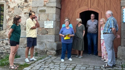 Die Vorstandschaft der Kinderkrebshilfe vor dem Tor des Schlosses Burgtreswitz (Bild: Thomas Mathes)