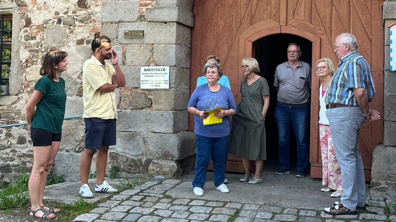 Die Vorstandschaft der Kinderkrebshilfe vor dem Tor des Schlosses Burgtreswitz (Bild: Thomas Mathes)