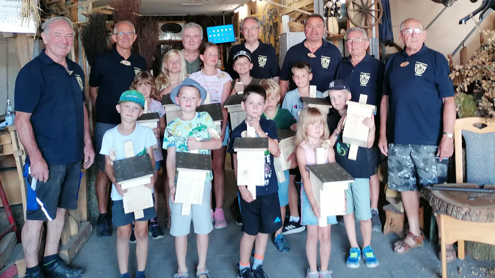 Im Rahmen des Ferienprogramms beteiligten sich zweimal 10 Kinder am Bau eines Meisenkobels.  (Bild: Herbert Konrad)
