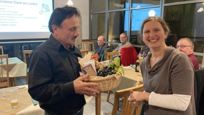 Corinna Loewert bedankt sich im Namen des Vereins bei Lorenz Hirsch für sein langjähriges Wirken als 2. Vorsitzender. (Bild: Hans-Jürgen Frey)