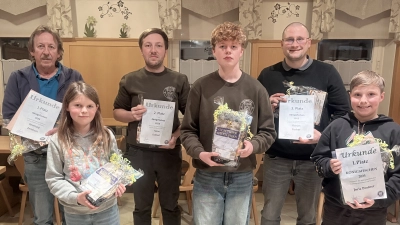 auf dem Bild sind die Sieger vom Königsfischen des Vereins mit stehend v.li.: Reinhard Zembsch, Tizian Dötterl, Florian Fischer und vorne v.li.: Lisa Hofmann, Florian Beck, Joris Postner (Bild: Alexander Hörl)