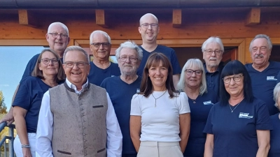 Reihe 1 Bezirksrat Martin Preuß, stelv. Bürgermeisterin Michaela Kredler, Hedy Rößner u. Irene Zeller Reihe 2 Kerstin Pirschel, Karl Zeller, Eva Senft Reihe 3 Werner Rößner sen., Heinz Dürbeck, Werner Rößner jun., Kreisvorsitzender Manfred Ruppert, Peter Steinl u. Karlheinz Wiehrl (Bild: Irene Zeller)