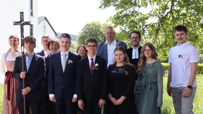 Die Konfirmandinnen und Konfirmanden mit Kreuzträger und Pfarrer Philipp Fischer sowie Mitgliedern des Kirchenvorstands. (Bild: Kai Niederdraing)