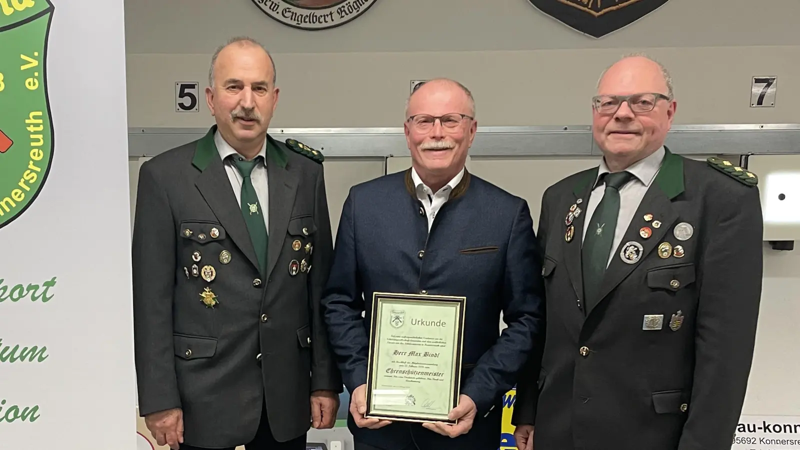 Auf dem Bild v.l. 2. Vorsitzender Peter Bauernfeind, in der Mitte Ehrenschützenmeister Max Bindl und 1. Vorsitzender Martin Dietz.  (Bild: Sarah Weiß)