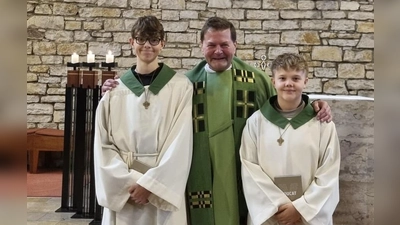 Von links: Noah Platzer, Pfarrer Hans Zeltsperger, Julian Müller (Bild: Uwe Guttenberger)