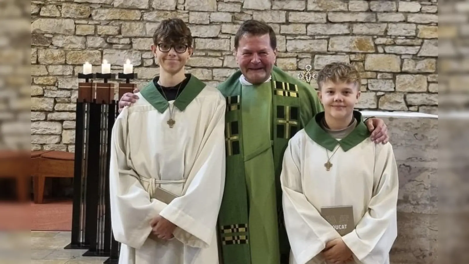 Von links: Noah Platzer, Pfarrer Hans Zeltsperger, Julian Müller (Bild: Uwe Guttenberger)