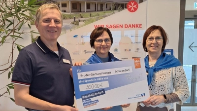 Foto v.l.n.r.: Manfred Seitz (Pflegedienstleitung Bruder-Gerhard-Hospiz), Elisabeth Obermeier (Schatzmeisterin Frauenbund Schmidgaden-Trisching), Gerda Six (Vorsitzende Frauenbund Schmidgaden-Trisching). (Bild: Barbara Dirrigl)