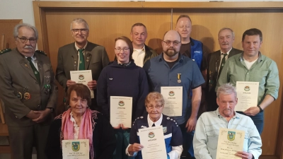 Hinten Links: Schützenmeister Fleischmann Günther, Jonscher Peter, Wopperer Martin, Karnick Roland, Schmidt Werner. Mitte: Roth Anja, Schmidt Matthias, Wopperer Hermann. Vorne: Friedl Lore, Elisabeth Schöner, Mutzbauer Dieter. (Bild: Simone Schmidt )