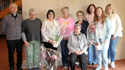 Präses Pfarrer Norbert Große (links) Stellv. Diözesanvorsitzende Kerstin Aufschneider (rechts) und Vorstandschaft mit geehrten Mitgliedern  (Bild: Johann Bauer)