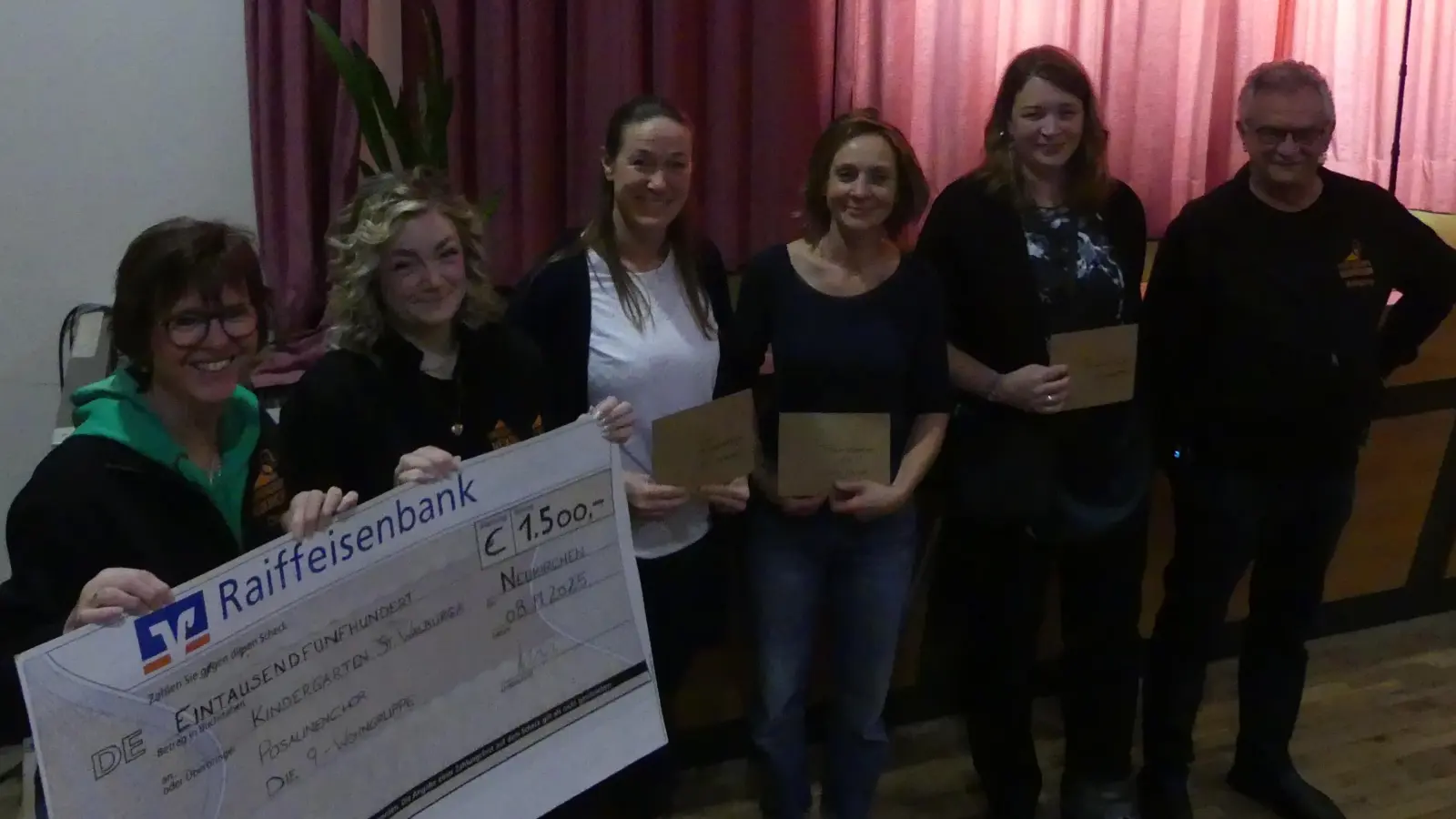 Mitglieder der Theatergruppe überreichten zusammen mit Sprecher Wolfgang Rattai(rechts) die Spenden für die Kinder- und Jugendarbeit. (Bild: Wolfgang Rattai)