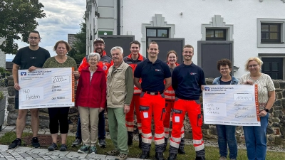 Spendenübergabe an die Helfer vor Ort Parkstein (Bild: Jakob Dorne )