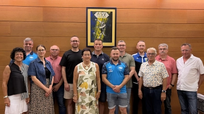 Von links nach rechts: Waltraud Neubauer-Zupfer (Abteilungsleiterin Tennis), Egon Schmidt (Ausschussmitglied), Cornelia Neubauer (Ausschussmitglied NEU), Gerhard Bauer (Ausschussmitglied NEU), Sebastian Neubauer (Schatzmeister NEU), Renate Zupfer-Vilas (Schriftführerin), Wolfgang Wagner (1. Vorstand NEU), Norbert Kraft (Abteilungsleiter Fußball), Sven Hoch (2. Vorstand NEU), Alexander Weiß (Ausschussmitglied und Platzkassier NEU), Juan Vilas (Ausschussmitglied NEU, bisher 1. Vorstand), Helmut Bauer (Ausschussmitglied) und Michael Vogl (Ausschussmitglied NEU, bisher zweiter Vorstand) (Bild: Erik Schmidt)