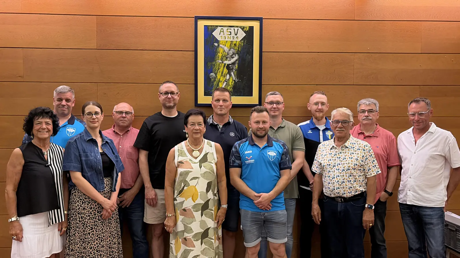 Von links nach rechts: Waltraud Neubauer-Zupfer (Abteilungsleiterin Tennis), Egon Schmidt (Ausschussmitglied), Cornelia Neubauer (Ausschussmitglied NEU), Gerhard Bauer (Ausschussmitglied NEU), Sebastian Neubauer (Schatzmeister NEU), Renate Zupfer-Vilas (Schriftführerin), Wolfgang Wagner (1. Vorstand NEU), Norbert Kraft (Abteilungsleiter Fußball), Sven Hoch (2. Vorstand NEU), Alexander Weiß (Ausschussmitglied und Platzkassier NEU), Juan Vilas (Ausschussmitglied NEU, bisher 1. Vorstand), Helmut Bauer (Ausschussmitglied) und Michael Vogl (Ausschussmitglied NEU, bisher zweiter Vorstand) (Bild: Erik Schmidt)