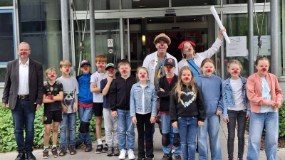 Spendenübergabe der Kommunionkinder aus Bechtsrieth-Schirmitz mit Pfarrer Thomas Stohldreier an die KlinikClowns „Dr. Beppo“ und „Frau Dr. Trudi Eierfleck“, Kinderklinik Weiden (Bild: Karin Bauer)