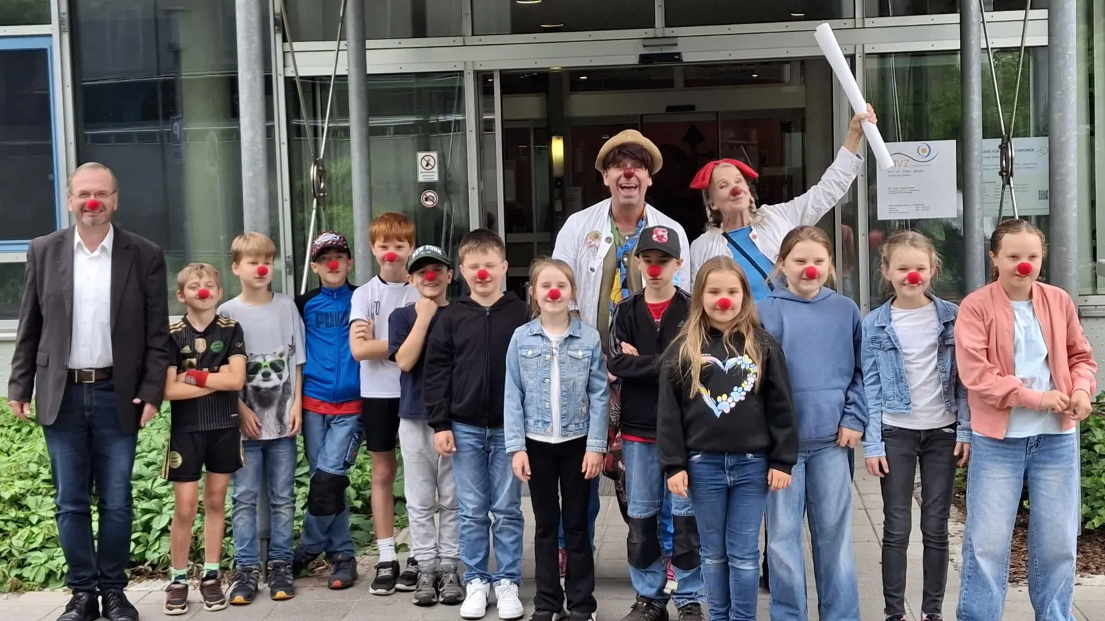 Spendenübergabe der Kommunionkinder aus Bechtsrieth-Schirmitz mit Pfarrer Thomas Stohldreier an die KlinikClowns „Dr. Beppo“ und „Frau Dr. Trudi Eierfleck“, Kinderklinik Weiden (Bild: Karin Bauer)