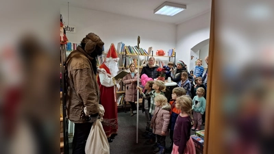 Nikolausbesuch in der Stadt- und Pfarrbücherei Pressath. (Bild: Ursula Anzer)