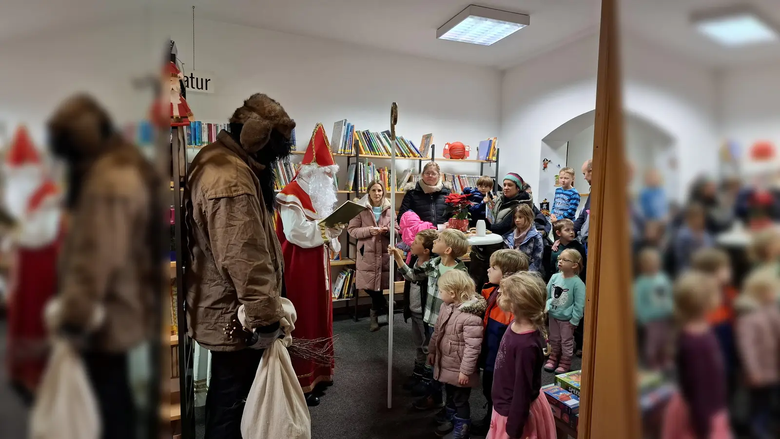 Nikolausbesuch in der Stadt- und Pfarrbücherei Pressath. (Bild: Ursula Anzer)