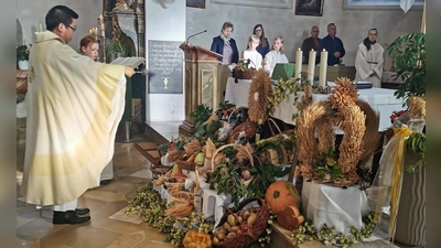 Pater Samuel segnet mit Weihwasser die Früchte während des Erntedank-Gottesdienstes (Bild: Herbert Ziegler)