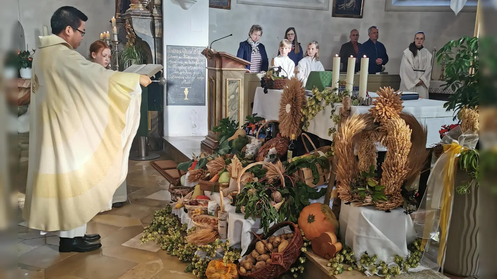 Pater Samuel segnet mit Weihwasser die Früchte während des Erntedank-Gottesdienstes (Bild: Herbert Ziegler)