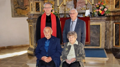 Von den acht Konfirmandinnen und Konfirmanden des Jahres 1946 feierten zwei Männer und eine Frau die Gnadenkonfirmation.mit Pfarrer Markus Vedder. (Bild: Leonhard Ehras)