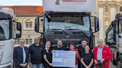 Stolze 3200 Euro Erlös kamen beim Lkw-Treffen Mitte September in Waldsassen zusammen. Die Initiatoren des „Lkw-Freunde-Waldsassen-Stammtischs” überreichten den symbolischen Scheck am Basilikaplatz an die Vertreter der Kinderkrebshilfe Nordoberpfalz. Von links Bürgermeister Bernd Sommer, Hannes und Anna-Lena Mayer, Philipp „Moia” Meier, Beate Gmeiner (Kinderkrebshilfe), Uwe und Regina Bauer und Kinderkrebshilfe-Vorsitzender Herbert Putzer. (Bild: Paul Zrenner)