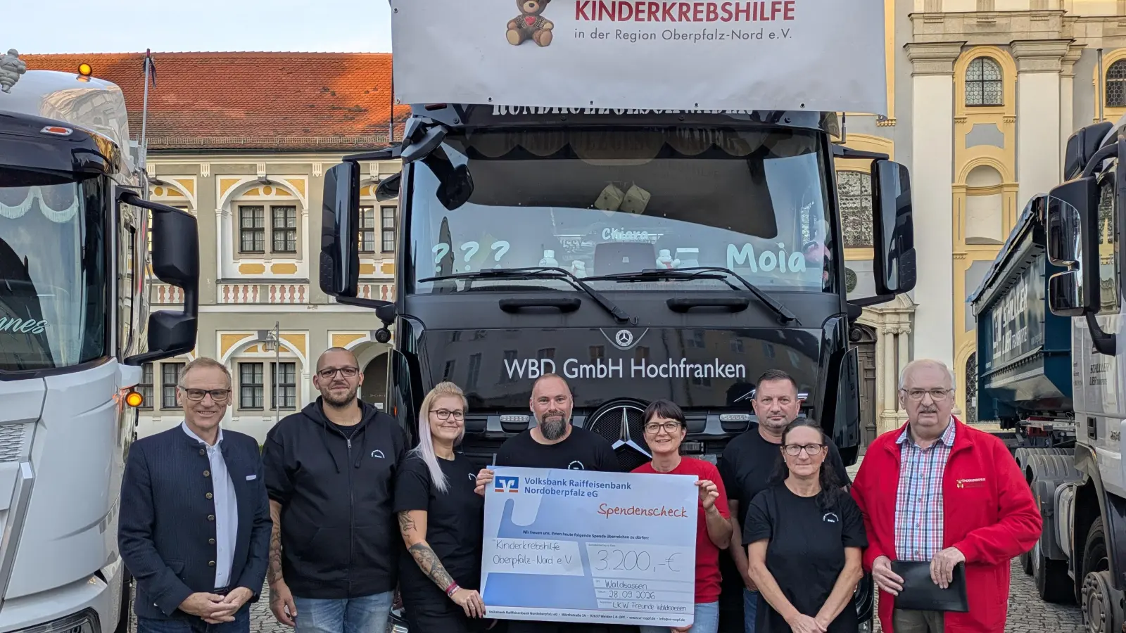 Stolze 3200 Euro Erlös kamen beim Lkw-Treffen Mitte September in Waldsassen zusammen. Die Initiatoren des „Lkw-Freunde-Waldsassen-Stammtischs” überreichten den symbolischen Scheck am Basilikaplatz an die Vertreter der Kinderkrebshilfe Nordoberpfalz. Von links Bürgermeister Bernd Sommer, Hannes und Anna-Lena Mayer, Philipp „Moia” Meier, Beate Gmeiner (Kinderkrebshilfe), Uwe und Regina Bauer und Kinderkrebshilfe-Vorsitzender Herbert Putzer. (Bild: Paul Zrenner)