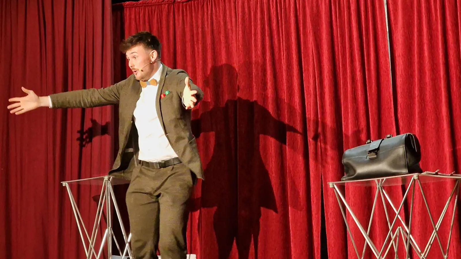 Zauberkünstler Marius Koslowski, der Kinder wie Erwachsene gleichermaßen in seinen Bann zog. (Bild: Josef Kleber)