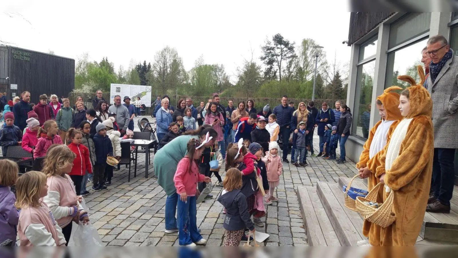 Zahlreiche Besucher waren bei der Ostereier-Suchaktion im Fischhofpark vor Ort.  (Bild: Mirko Streich)