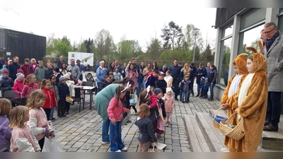 Zahlreiche Besucher waren bei der Ostereier-Suchaktion im Fischhofpark vor Ort.  (Bild: Mirko Streich)
